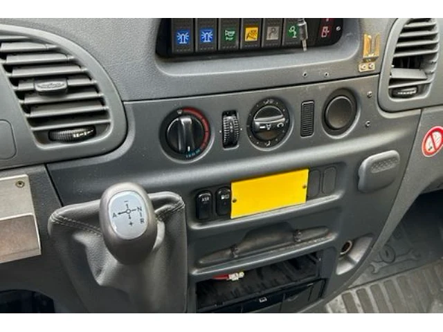 Mercedes vrachtwagen - afbeelding 11 van  13
