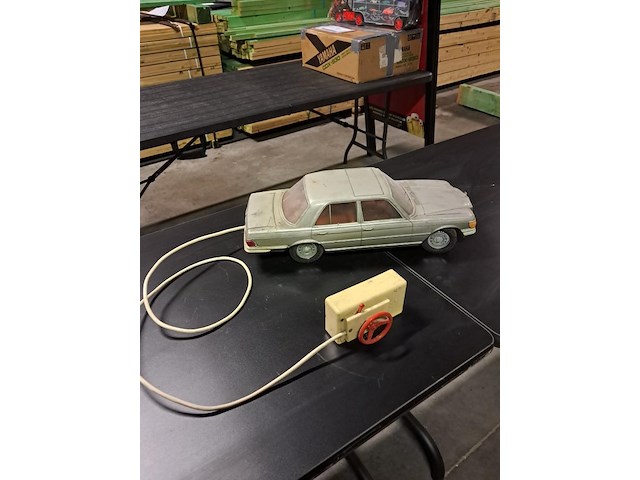 Mercedes wagen op batterij (47 cm) - afbeelding 1 van  7