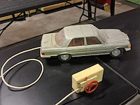 Mercedes wagen op batterij (47 cm)