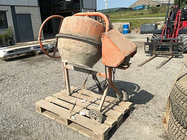 Merk unknowns betonmixer - afbeelding 1 van  11