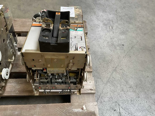 Merlin gerin selpact dn2 vermogenschakelaar - afbeelding 4 van  5