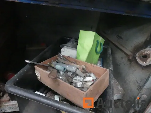 Metaal kast en inhoud ervan - afbeelding 6 van  11
