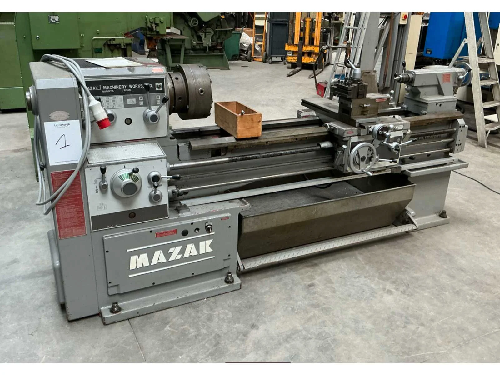 Metaalbewerkingsmachines, spare parts en heftrucks