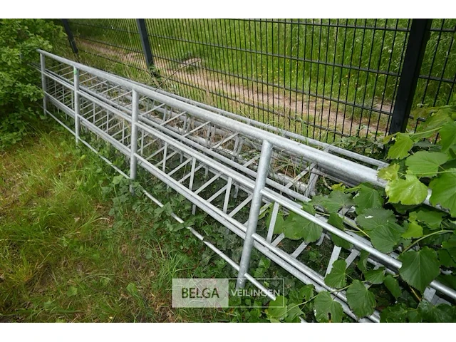 Metalen antennepalen en afrastering - afbeelding 1 van  7