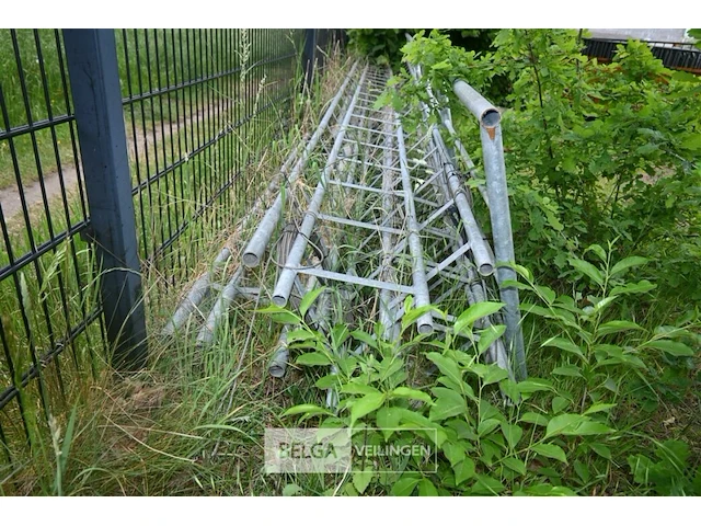 Metalen antennepalen en afrastering - afbeelding 2 van  7