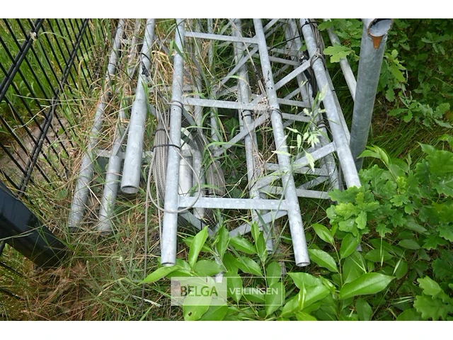 Metalen antennepalen en afrastering - afbeelding 3 van  7