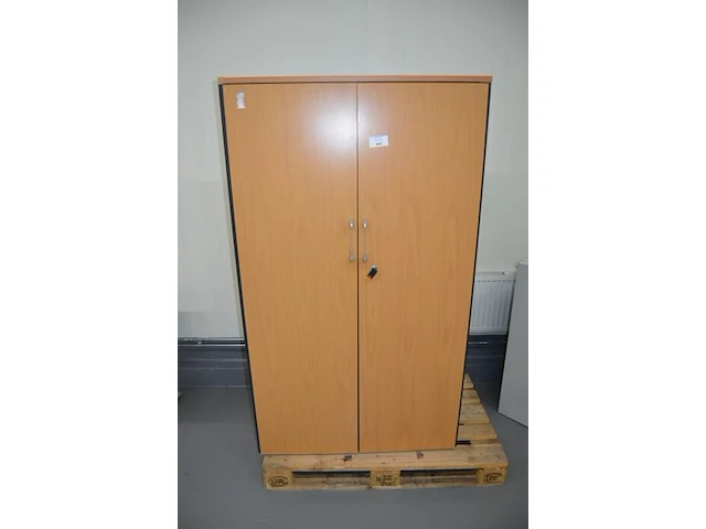 Metalen archiefkast met 2 houten deuren en 3 leggers afm. 170x100x45 cm - afbeelding 1 van  4