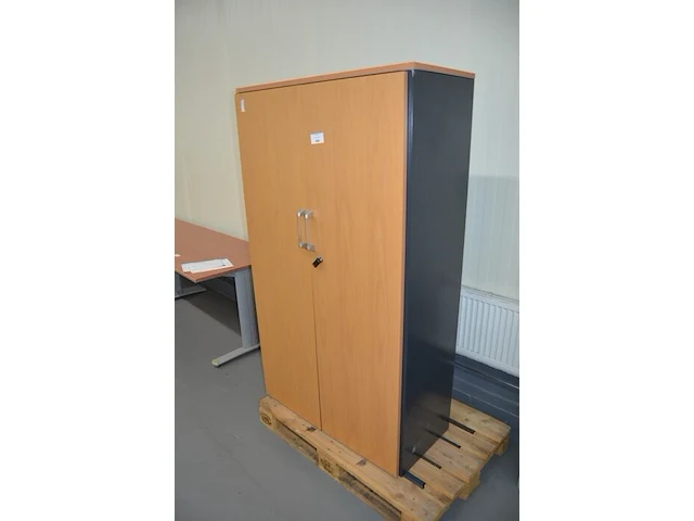 Metalen archiefkast met 2 houten deuren en 3 leggers afm. 170x100x45 cm - afbeelding 3 van  4