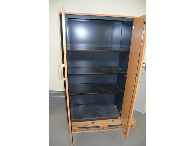 Metalen archiefkast met 2 houten deuren en 3 leggers afm. 170x100x45 cm - afbeelding 4 van  4