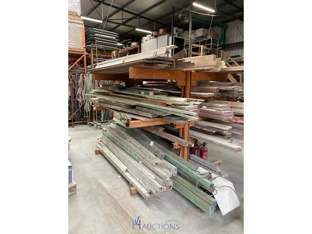 Metalen armstelling met inhoud waaronder metsersprofielen - afbeelding 1 van  3