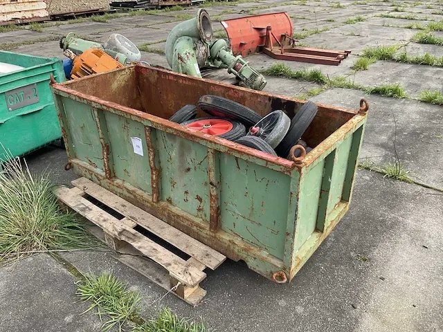 Metalen bak met inhoud - afbeelding 1 van  4