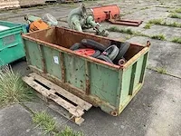 Metalen bak met inhoud - afbeelding 1 van  4