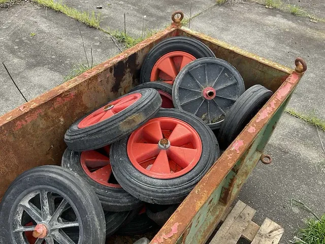 Metalen bak met inhoud - afbeelding 4 van  4
