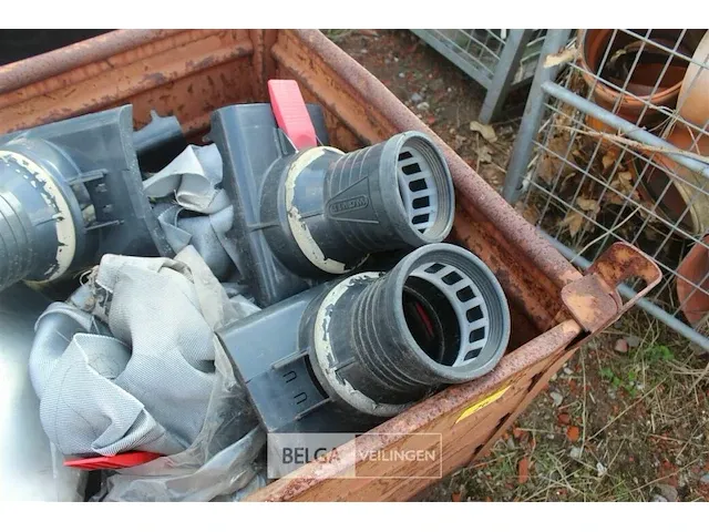 Metalen bak met putten en riolen - afbeelding 2 van  6