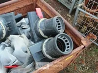 Metalen bak met putten en riolen - afbeelding 2 van  6