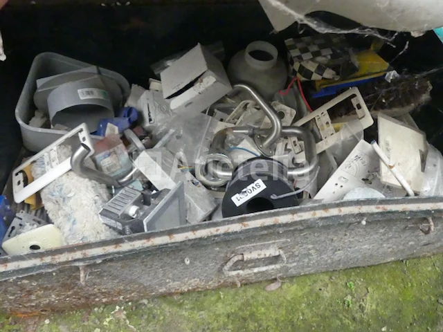 Metalen bakken met inhoud - afbeelding 1 van  7