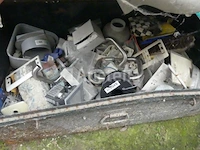 Metalen bakken met inhoud