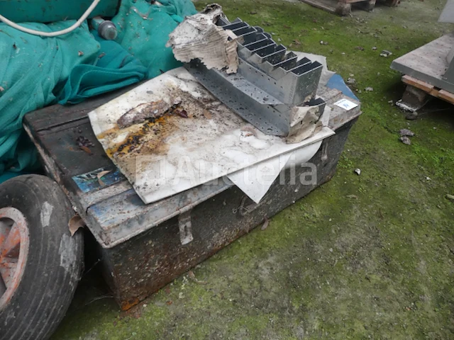 Metalen bakken met inhoud - afbeelding 2 van  7