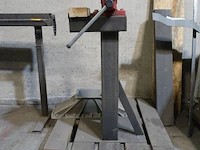 Metalen bankschroef op metalen houder - afbeelding 1 van  2