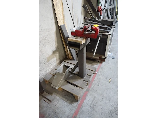 Metalen bankschroef op metalen houder - afbeelding 2 van  2