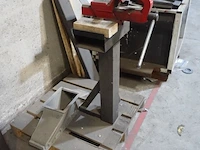Metalen bankschroef op metalen houder - afbeelding 2 van  2