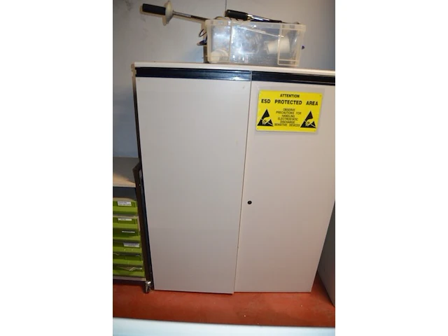 Metalen boekenkast met 2 deuren en 2 leggers, houten kast met 2 deuren, met inhoud (b145,b146) - afbeelding 6 van  9