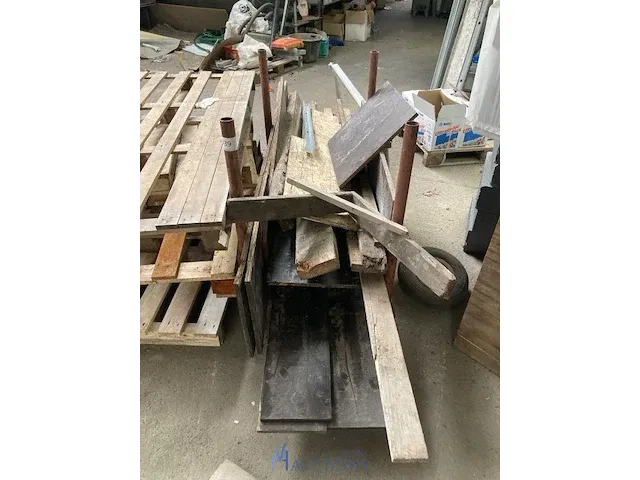 Metalen bok met houtrestanten - afbeelding 1 van  6