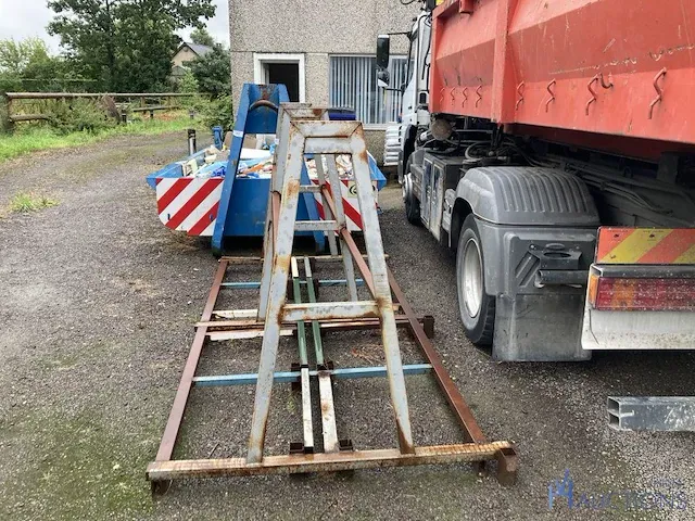 Metalen bok - afbeelding 2 van  2