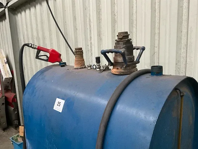 Metalen brandstoftank, pomp en afgiftepistool - afbeelding 2 van  12