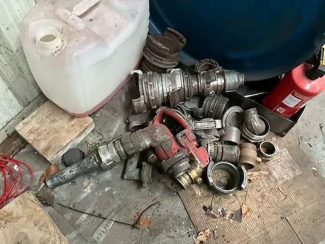 Metalen brandstoftank, pomp en afgiftepistool - afbeelding 6 van  12