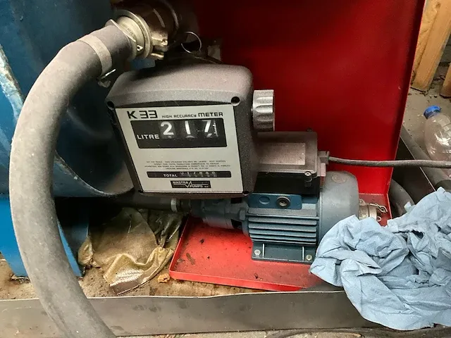Metalen brandstoftank, pomp en afgiftepistool - afbeelding 9 van  12