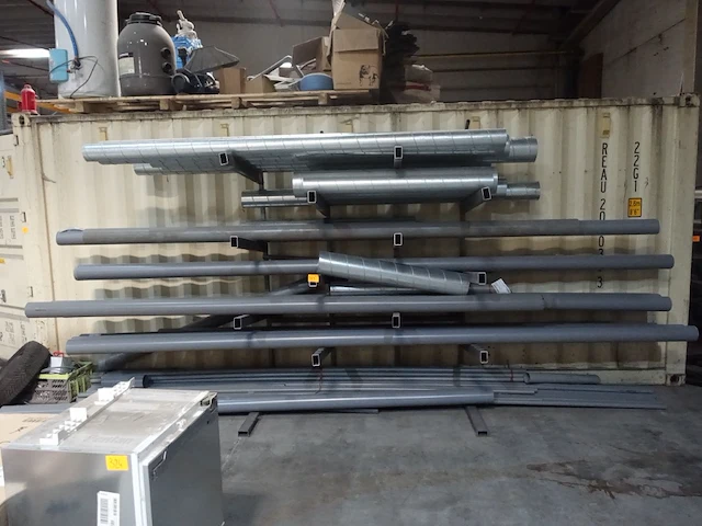 Metalen buizenrek + inhoud - afbeelding 1 van  5