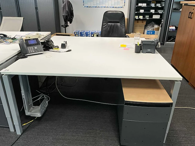 Metalen bureau-eiland - afbeelding 1 van  7