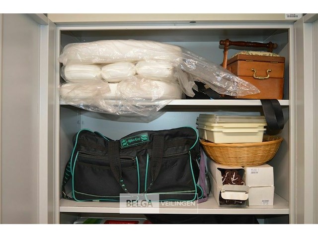 Metalen bureaukast met inhoud - afbeelding 2 van  5