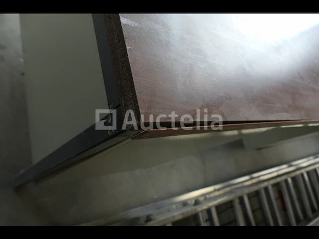 Metalen bureaus, houten plank + houten stoelen - afbeelding 2 van  17