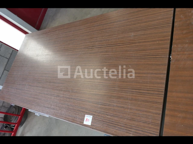 Metalen bureaus, houten plank + houten stoelen - afbeelding 3 van  17