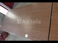 Metalen bureaus, houten plank + houten stoelen - afbeelding 3 van  17