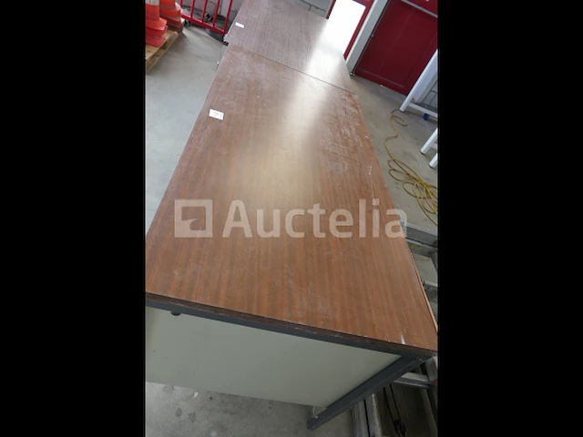 Metalen bureaus, houten plank + houten stoelen - afbeelding 4 van  17