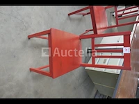Metalen bureaus, houten plank + houten stoelen - afbeelding 6 van  17