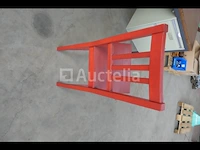 Metalen bureaus, houten plank + houten stoelen - afbeelding 8 van  17
