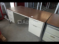 Metalen bureaus, houten plank + houten stoelen - afbeelding 1 van  17