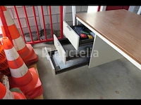 Metalen bureaus, houten plank + houten stoelen - afbeelding 10 van  17