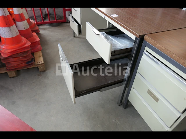 Metalen bureaus, houten plank + houten stoelen - afbeelding 11 van  17