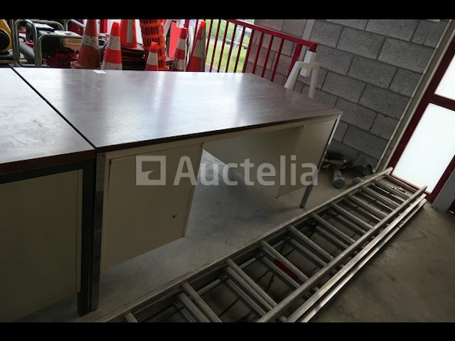 Metalen bureaus, houten plank + houten stoelen - afbeelding 12 van  17
