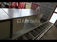 Metalen bureaus, houten plank + houten stoelen - afbeelding 12 van  17