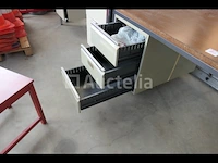 Metalen bureaus, houten plank + houten stoelen - afbeelding 13 van  17