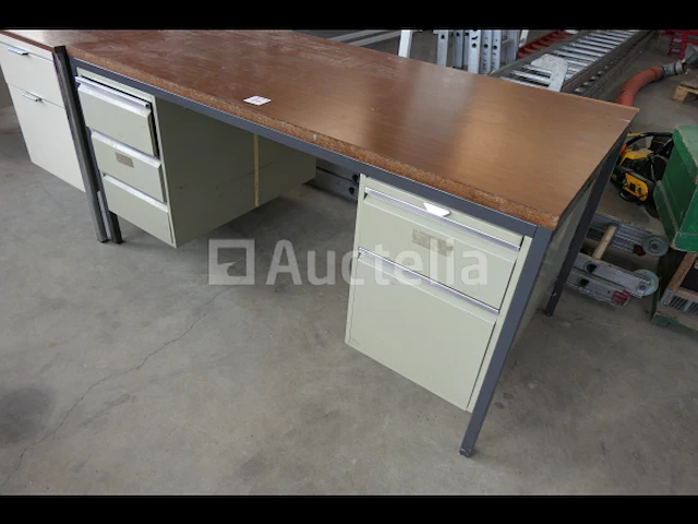 Metalen bureaus, houten plank + houten stoelen - afbeelding 14 van  17