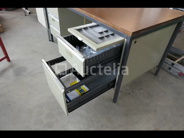 Metalen bureaus, houten plank + houten stoelen - afbeelding 15 van  17