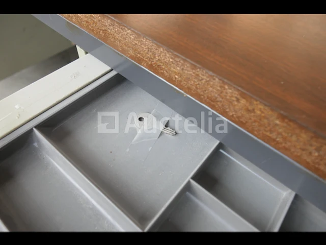 Metalen bureaus, houten plank + houten stoelen - afbeelding 16 van  17
