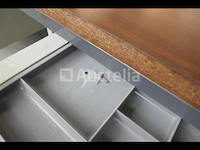 Metalen bureaus, houten plank + houten stoelen - afbeelding 16 van  17